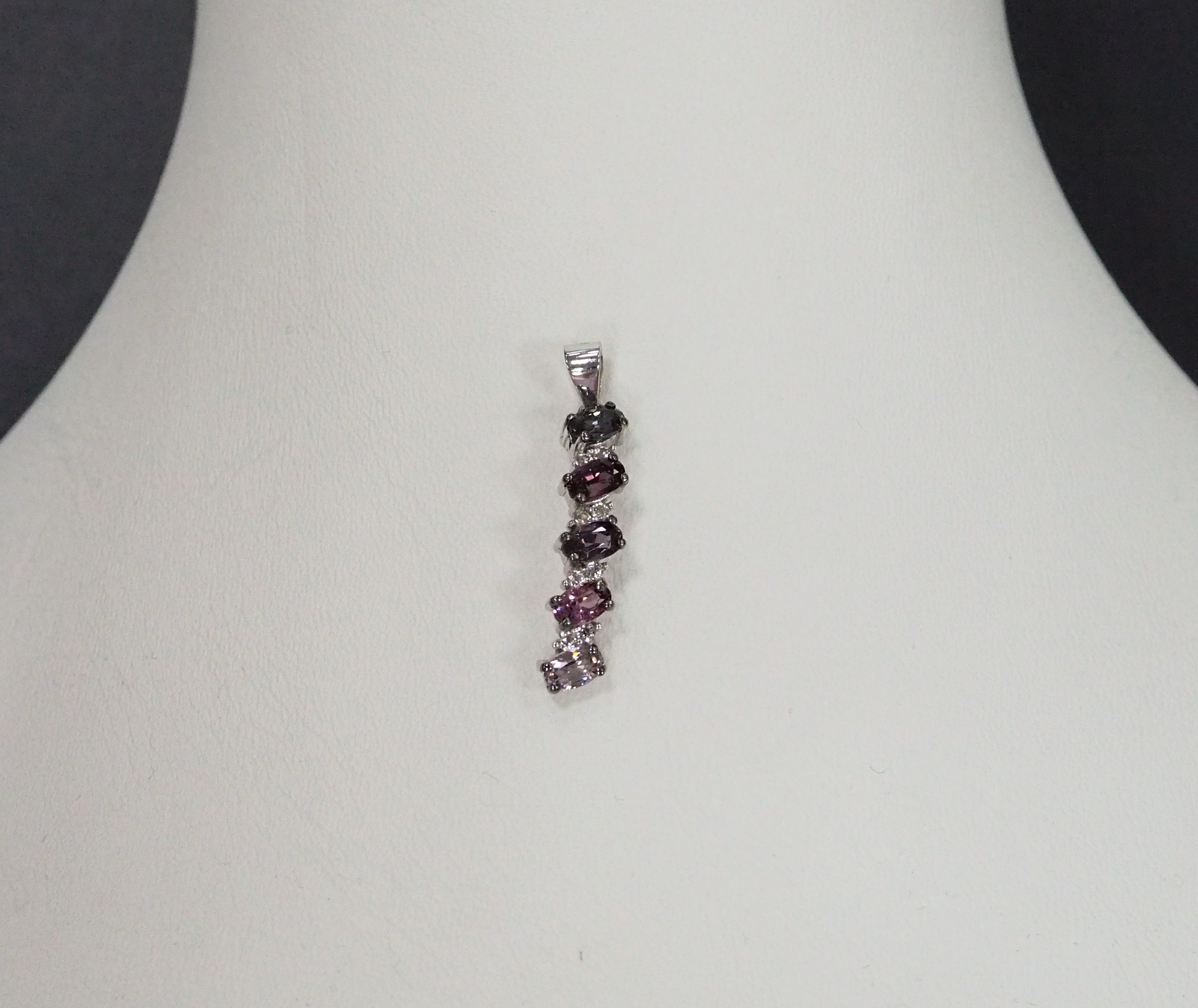 Серебряная подвеска с разноцветной шпинелью